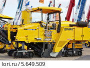 Фрезерный плейнер BM 2000/60 of BOMAG на 13-й Международной специализированной выставке строительного оборудования и технологий 2012, Москва, Россия. Редакционное фото, фотограф Losevsky Pavel / Фотобанк Лори