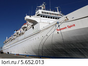 Океанский лайнер Thomson Spirit с туристами в Имеретинском порту во время олимпиады , Сочи (2014 год). Редакционное фото, фотограф Алексей Гусев / Фотобанк Лори