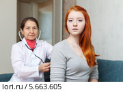 Врач прослушивает девушку пациентку. Стоковое фото, фотограф Яков Филимонов / Фотобанк Лори