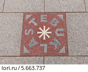 Волшебная Табличка (Stebuklas, Чудо), исполняющая желания. Площадь возле Кафедрального Собора Святого Станислава, Вильнюс, Литва (2014 год). Стоковое фото, фотограф Иван Марчук / Фотобанк Лори