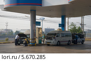 Заправка автомобилей на газовой заправке (АГЗС). Таиланд (2014 год). Редакционное фото, фотограф Виктор Карасев / Фотобанк Лори
