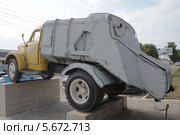 Автомобиль-мусоровоз 93М на базе ГАЗ-51, в Туле, вид сзади (2012 год). Редакционное фото, фотограф Малышев Андрей / Фотобанк Лори