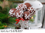 Шоколадные чупа-чупсы в банке с кофейными зернами. Стоковое фото, агентство BE&W Photo / Фотобанк Лори