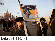 Люди участвуют в многотысячном митинге-концерте на Красной площади в поддержку референдума вхождения Крыма в состав России (2014 год). Редакционное фото, фотограф Николай Винокуров / Фотобанк Лори