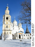 Соборная колокольня с церковью Алексия (1644—1656 г.) и Спасский собор. Спасо-Прилуцкого Димитриева епархиального мужского монастыря в Вологде (село Прилуки) (2014 год). Стоковое фото, фотограф Овчинникова Ирина / Фотобанк Лори