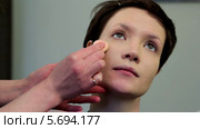 Визажист наносит тональный крем на лицо модели. Стоковое видео, видеограф Иван Артемов / Фотобанк Лори