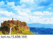 Древний город крепость Bagnoregio на скале, Италия (2013 год). Стоковое фото, фотограф Сергей Новиков / Фотобанк Лори