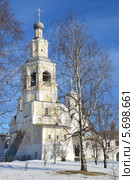 Соборная колокольня с церковью Алексия (1644—1656 г.) и Спасский собор. Спасо-Прилуцкого Димитриева епархиального мужского монастыря в Вологде (село Прилуки) (2014 год). Стоковое фото, фотограф Овчинникова Ирина / Фотобанк Лори