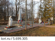 Город Дно Псковской области. Воинское захоронение (2014 год). Редакционное фото, фотограф EgleKa / Фотобанк Лори