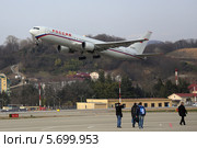 Самолет Rossiya - Russian Airlines (бывшая ГТК) Boeing 767-3Q8(ER)(бортовой номер EI-DZH ) взлетает из аэропорта Адлер (2014 год). Редакционное фото, фотограф Алексей Гусев / Фотобанк Лори