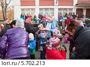 Угощение блинами на празднике Масленица в детском саду (2014 год). Редакционное фото, фотограф Кекяляйнен Андрей / Фотобанк Лори