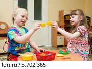 Девочки играют в ситуационные игры в детском саду. Кухня (2010 год). Редакционное фото, фотограф Дмитрий Калиновский / Фотобанк Лори