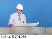 инженер на стройке смотрит чертеж. Стоковое фото, фотограф Phovoir Images / Фотобанк Лори