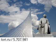 Монумент "Покорителям космоса" на фоне голубого неба. Музей космонавтики, район ВДНХ, Москва (2014 год). Редакционное фото, фотограф Владимир Журавлев / Фотобанк Лори