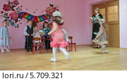 Веселые конкурсы на сцене детского садика (2014 год). Редакционное видео, видеограф Кекяляйнен Андрей / Фотобанк Лори
