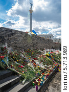 Цветы в память о жертвах конфликта в Киеве, столице Украины (2014 год). Стоковое фото, фотограф Алексей Сергеев / Фотобанк Лори