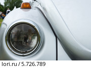 Фара малолитражки Volkswagen Beetle I302L (1971), "Олдтаймер шоу" в MAFZ, 19 мая 2013 г., Германия. Редакционное фото, фотограф Sergey Kohl / Фотобанк Лори