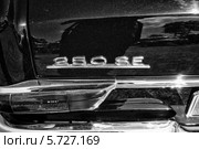 Эмблема на багажнике 2-дверного кабриолета Mercedes-Benz 250SE (W111), "Олдтаймер шоу" в MAFZ, 19 мая 2013 г., Германия. Редакционное фото, фотограф Sergey Kohl / Фотобанк Лори