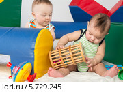 Два ребенка в игровом комплексе. Стоковое фото, фотограф Losevsky Pavel / Фотобанк Лори