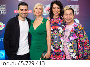 Алена Свиридова с мужем и Олег Яковлев с женой на Russian Music Award канала RU.TV в Крокус Сити Холл 25 мая 2013 года Москва, Россия. Редакционное фото, фотограф Losevsky Pavel / Фотобанк Лори