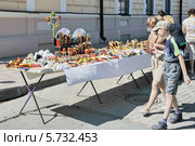 Продажа сувениров в Вологде (2013 год). Редакционное фото, фотограф stargal / Фотобанк Лори