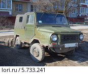 Старый автомобиль ЛуАЗ (LUAZ) в городском дворе (2014 год). Редакционное фото, фотограф Анна Мишина / Фотобанк Лори