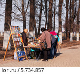 Лоток с сувенирами на аллее Рязанского Кремля (2014 год). Редакционное фото, фотограф Александр Мишков / Фотобанк Лори