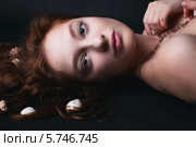 Красивая, сексуальная, чувственная девушка с кудрявыми, блестящими волосами в морском стиле. Стоковое фото, фотограф Евгения Семенова / Фотобанк Лори