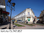 Старинная улочка в историческом центре Феодосии. Республика Крым (2014 год). Редакционное фото, фотограф Виктор Филиппович Погонцев / Фотобанк Лори