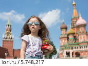 Девочка с московским сувениром на фоне храма Василия Блаженного. Стоковое фото, фотограф Losevsky Pavel / Фотобанк Лори