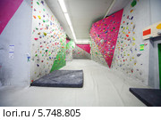 Пустой скалодром Bigwall на Савеловской, Москва (2012 год). Редакционное фото, фотограф Losevsky Pavel / Фотобанк Лори