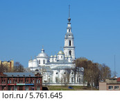 Собор Успения Пресвятой Богородицы, собор Троицы Живоначальной и колокольня в Кинешме, Ивановская область (2013 год). Редакционное фото, фотограф Михаил Марковский / Фотобанк Лори