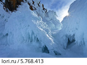 Байкал зимой. Лучи солнца на огромных наледях на скалах. Стоковое фото, фотограф Виктория Катьянова / Фотобанк Лори