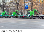 Эвакуаторы городской службы перемещения готовы к работе. Москва, Волгоградский проспект (2014 год). Редакционное фото, фотограф Владимир Сергеев / Фотобанк Лори