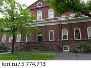 Здание Harvard Hall в главном кампусе Университета Гарвард (2011 год). Редакционное фото, фотограф Аркадий Захаров / Фотобанк Лори