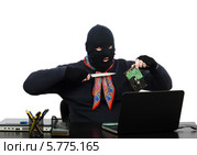Хакер в балаклаве, держа в руках нож и жесткий диск, угрожает кому-то во время разговора по скайпу. Стоковое фото, фотограф verbaska / Фотобанк Лори