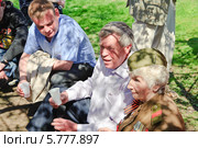 Лидер движения "Трудовая Россия" Виктор Анпилов и ветеран Великой Отечественной войны, Зинаида Иванова на Театральной площади во время праздника Победы 9 Мая (2013 год). Редакционное фото, фотограф Алёшина Оксана / Фотобанк Лори