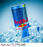 Энергетический напиток Red Bull Energy в кубиках льда (2014 год). Редакционное фото, фотограф Андрей Армягов / Фотобанк Лори