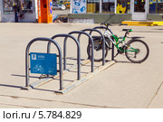 Стоянка для велосипедов у метро Домодедовская в Москве (2014 год). Редакционное фото, фотограф Сергей Лаврентьев / Фотобанк Лори