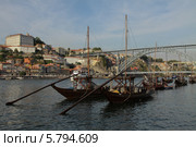 Грузовые лодки с бочками вина, Порту, Португалия (2013 год). Редакционное фото, фотограф Алина Галиева / Фотобанк Лори