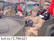 Реконструкция парада 10 апреля 1944 года посвященная 70-ой годовщина освобождения Одессы от немецко-фашистских захватчиков (2014 год). Редакционное фото, фотограф KEN VOSAR / Фотобанк Лори