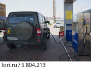 Автомобиль УАЗ-Патриот на заправке сжиженным газом (2014 год). Редакционное фото, фотограф Виктор Карасев / Фотобанк Лори