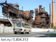 Автобус ПАЗ-3205 на фоне чугуноплавильного завода, Сатка, Россия (2008 год). Редакционное фото, фотограф Art Konovalov / Фотобанк Лори