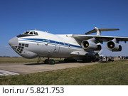 Военно-транспортный самолёт Ил-76 МД под разгрузкой на аэродроме (2014 год). Редакционное фото, фотограф Алексей Гусев / Фотобанк Лори