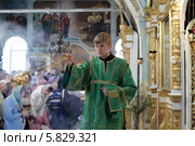 Дьякон кадит в праздник Вербное воскресение. Подмосковье (2014 год). Редакционное фото, фотограф Дмитрий Неумоин / Фотобанк Лори