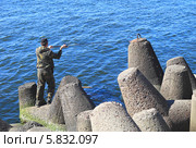 Морская рыбалка, рыбак забрасывает удочку. Балтийск. Стоковое фото, фотограф Михаил Рудницкий / Фотобанк Лори