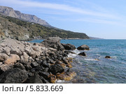 Каменистый берег черного моря и Байдаро-Кастропольская стена, Крым (2014 год). Стоковое фото, фотограф Алексей Гусев / Фотобанк Лори
