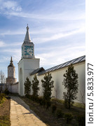 Южная стена и внутренний двор в Бобреневом монастыре весной (2014 год). Стоковое фото, фотограф Елена Преображенская / Фотобанк Лори