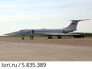 Самолет ВМФ России Ту-134 А-4 заправляется топливом (2014 год). Редакционное фото, фотограф Алексей Гусев / Фотобанк Лори