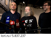 Режиссер Владислав Маленко, Сергей Летов, Юрий Шевчук дают интервью центральным телевизионным каналам перед началом юбилейного спектакля "Таганский фронт" в фойе театра на Таганке, Москва (2014 год). Редакционное фото, фотограф Николай Винокуров / Фотобанк Лори